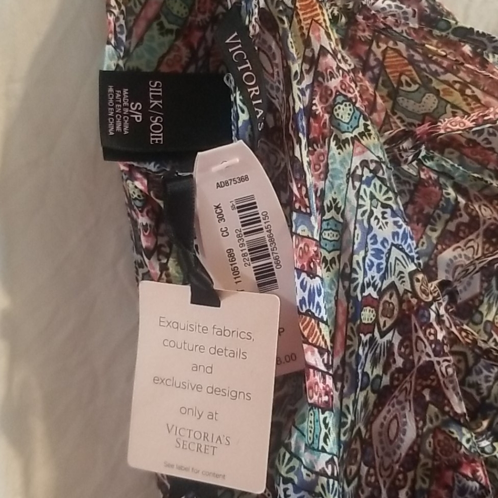 NWT!! Never worn. Victoria’s Secret Designer Silk Paisley Romper - Picture 4 of 5